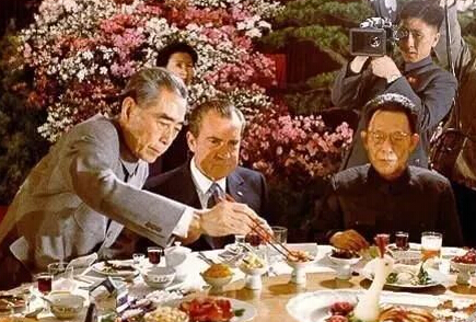周恩来为尼克松夹菜